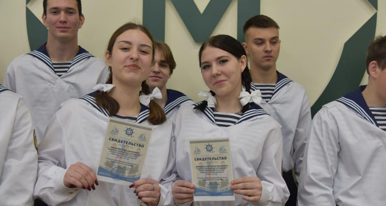 52 курсанта, включая трёх девушек, получили право носить речную форму в возрождённом училище Балакова