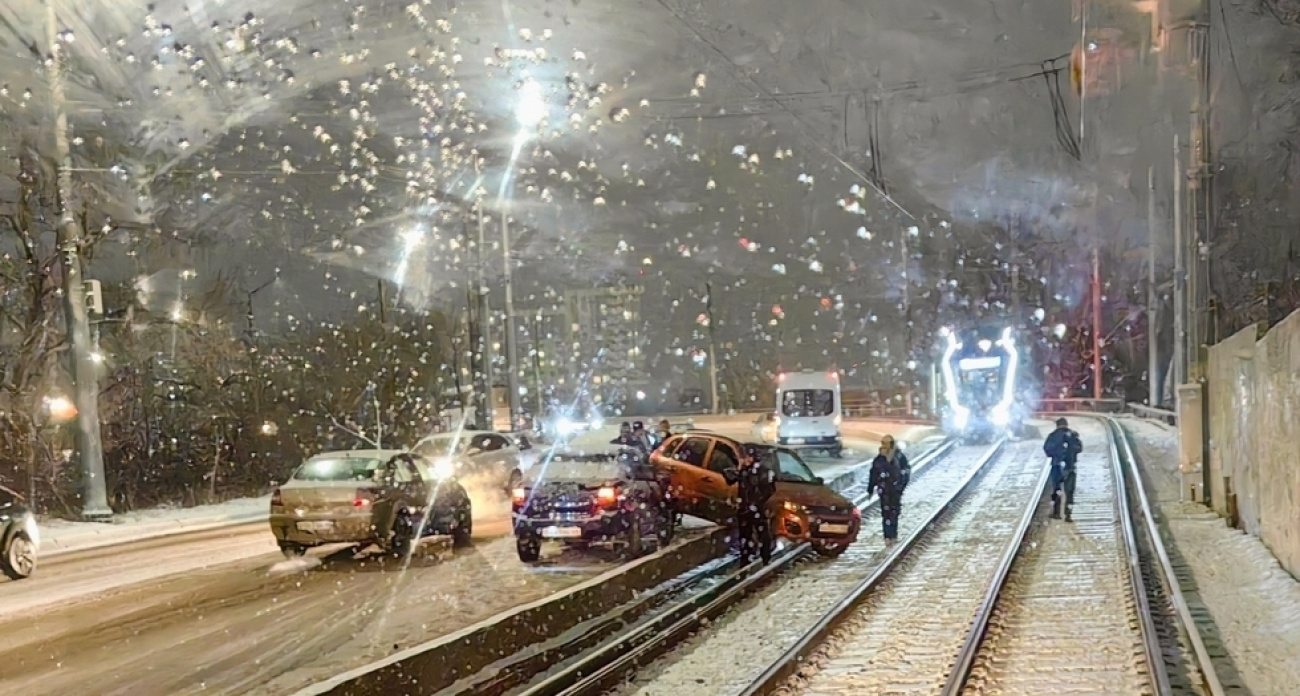 Столкновение двух легковушек на Клиническом путепроводе парализовало трамваи №9 и №10 — пассажиры идут пешком по путям