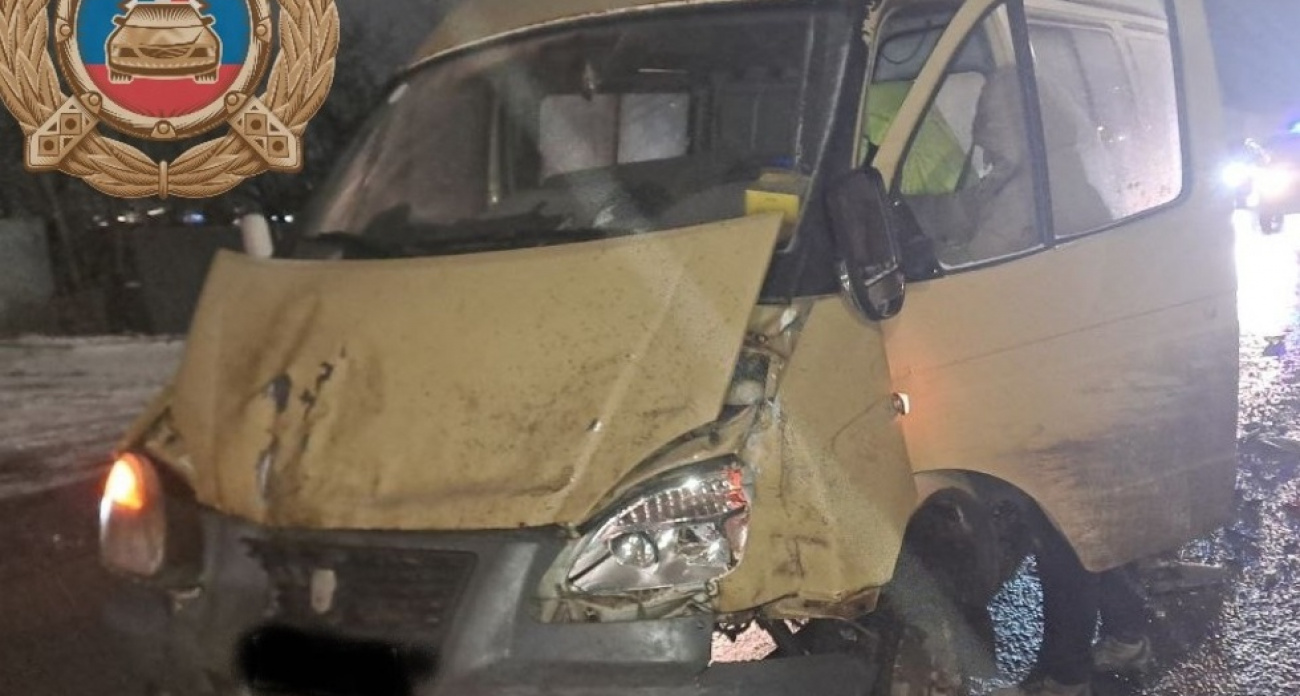 В Саратове погрузчик CASE протаранил три легковушки: один водитель госпитализирован