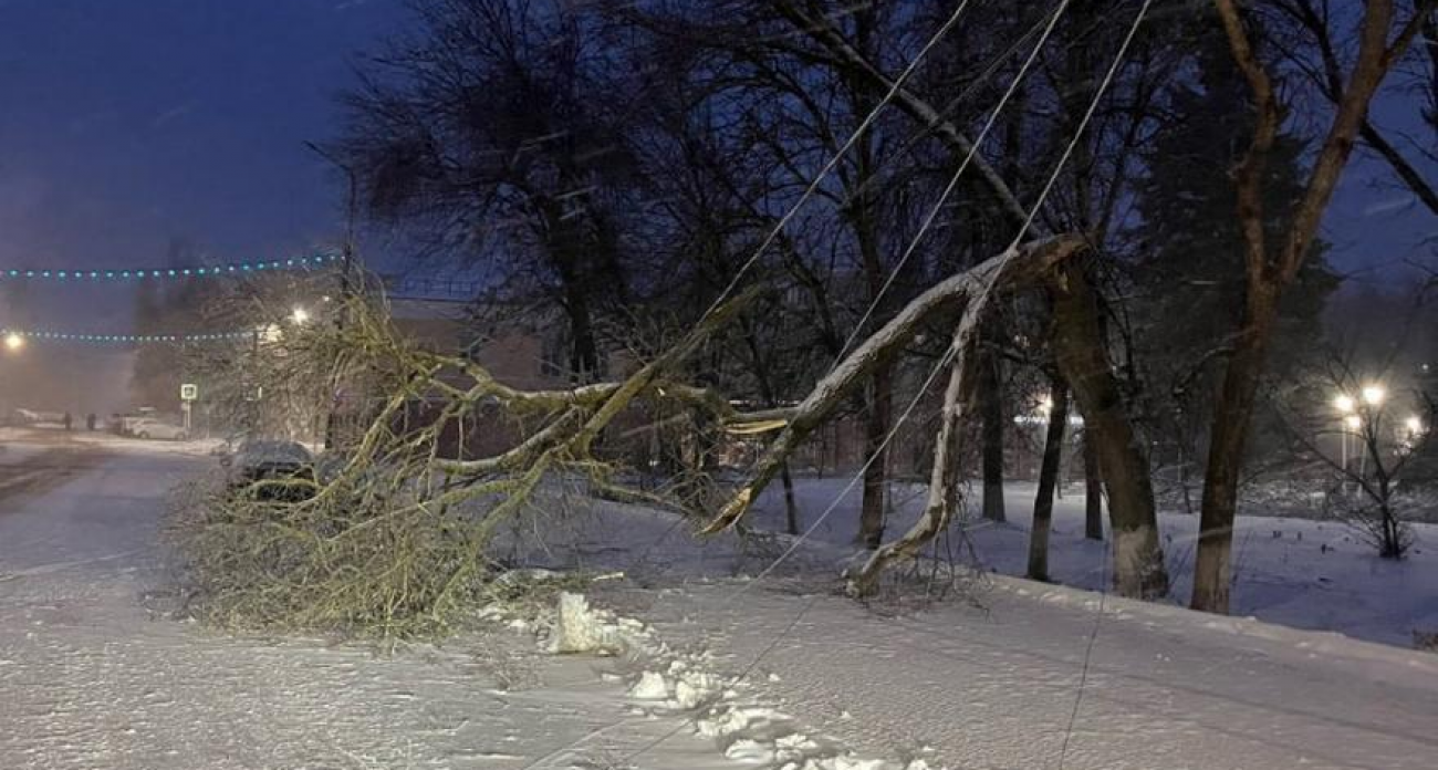 Буря обесточила Балашов: три дня без света, воды и тепла