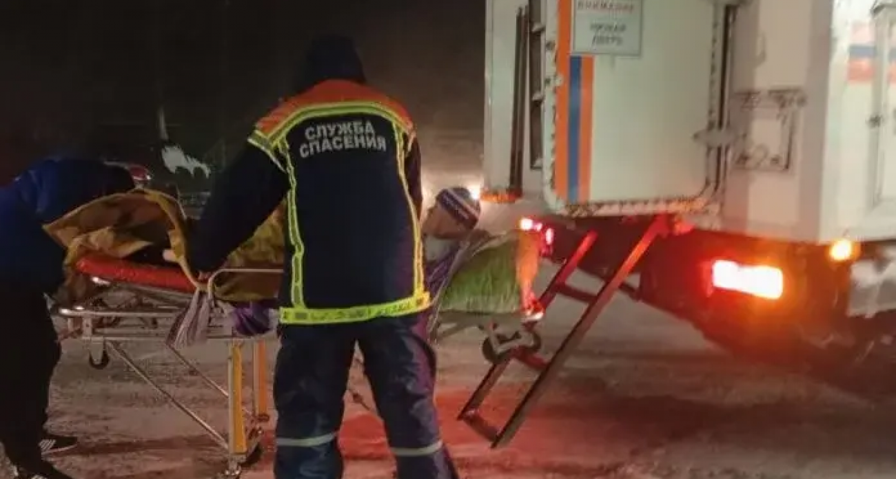 Скорая с двумя пациентами застряла в снежном заносе под Саратовом вечером