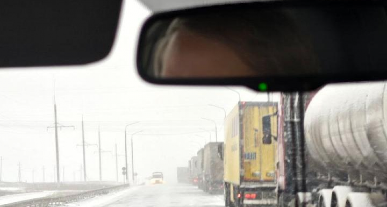 «Нива» в кювете: как снежный шторм парализовал трассы Саратовской области