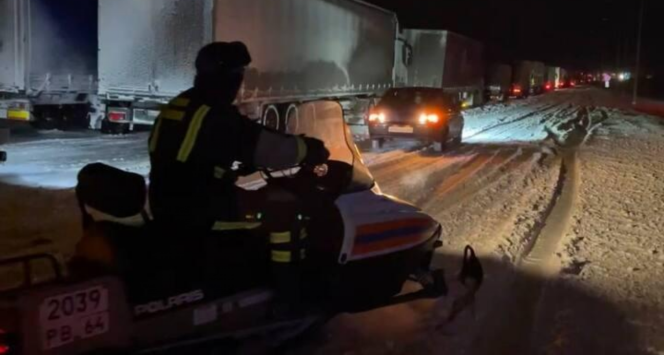 Спасатели развозят топливо на болотоходе: 450 литров для автомобилистов в снежном плену