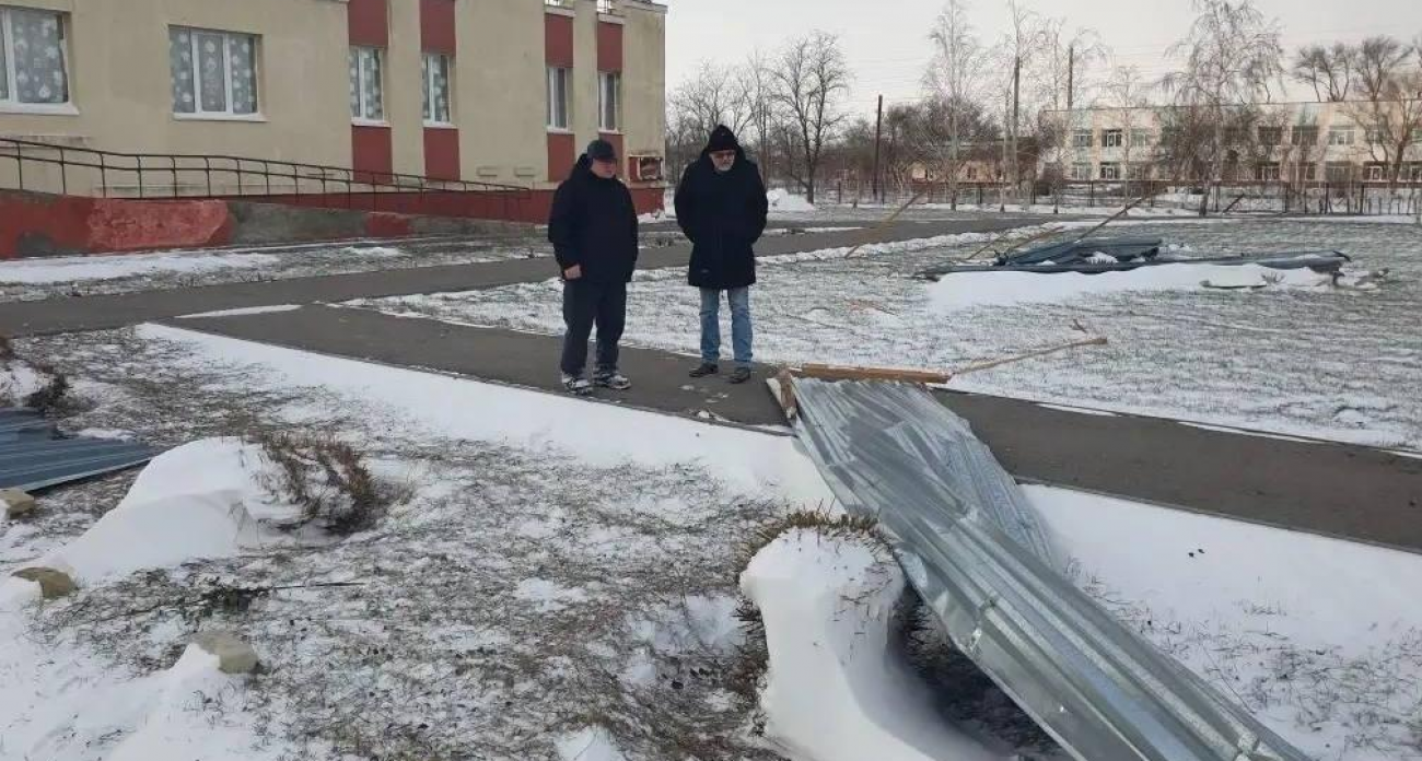 Ураган снес крышу саратовской школы в разгар учебного года