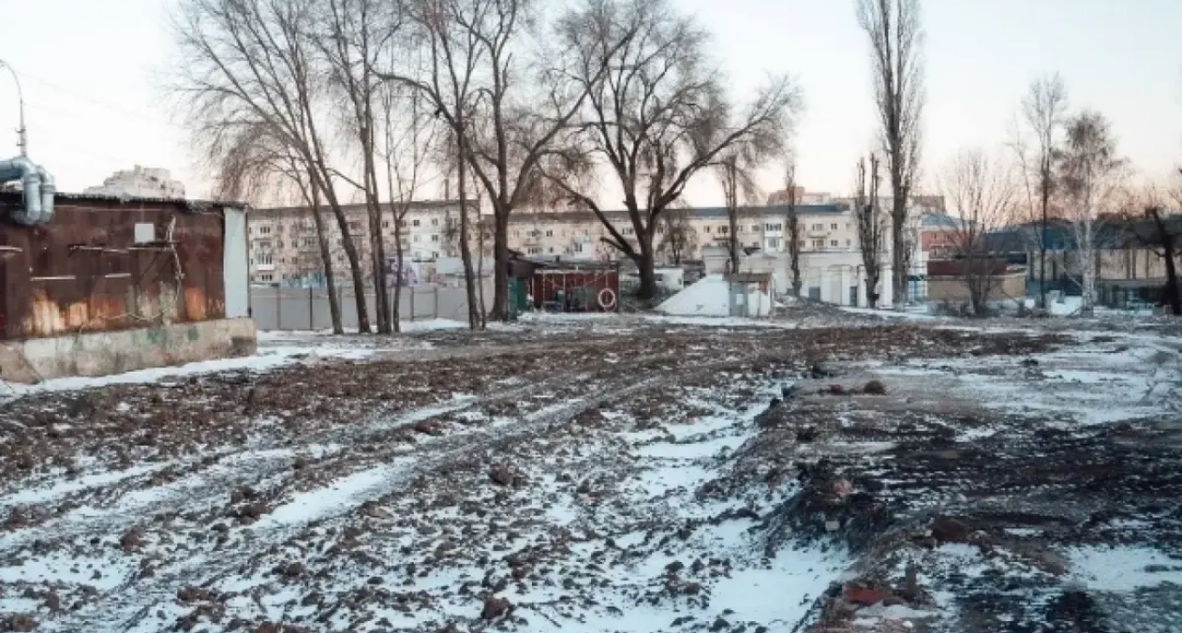 Саратов сносит аварийное общежитие для паркинга на 130 мест