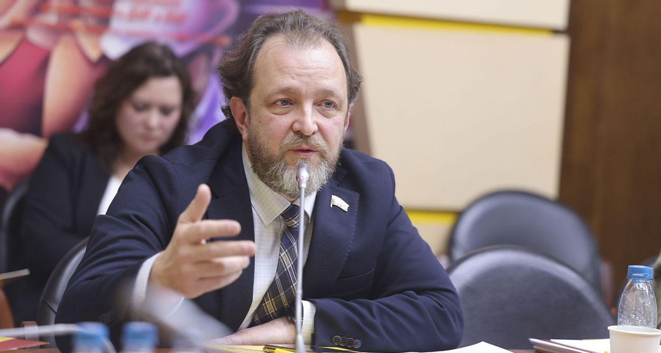 Ветеран боевых действий Калинин получил награду на заседании у Миронова в Госдуме