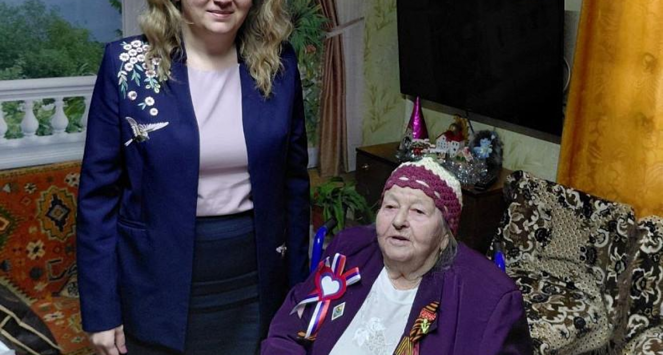 В Саратовской области ветерана труда поздравили со 100-летием