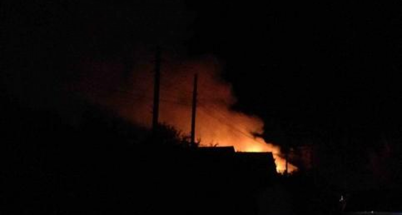 В Балаково ночью вспыхнул дом: пожарные спасли жильцов
