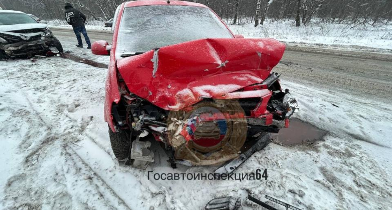 В Саратове Hyundai и Toyota столкнулись: 69-летняя женщина в больнице