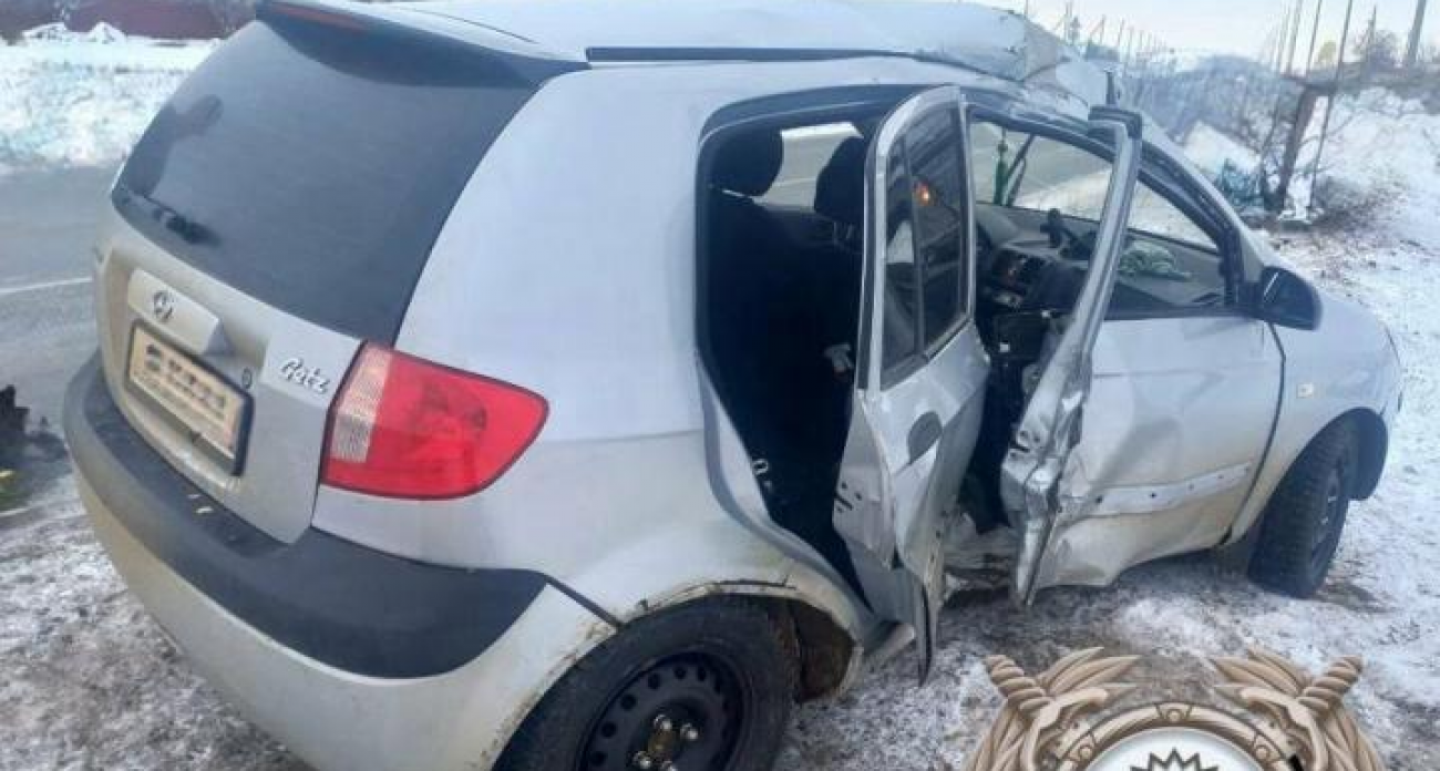 63-летний водитель Hyundai протаранил опору ЛЭП: в больнице трое, включая подростка