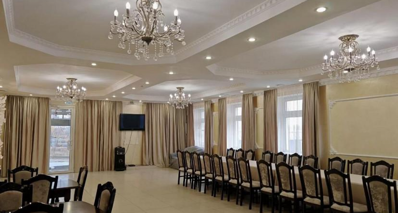 В Саратове продают двухэтажное кафе за 55 млн с банкетными залами и участком