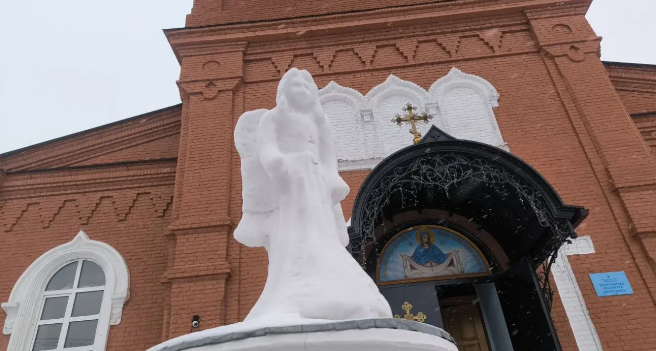 Мастер Новичков создал снежных ангелов у Покровского храма