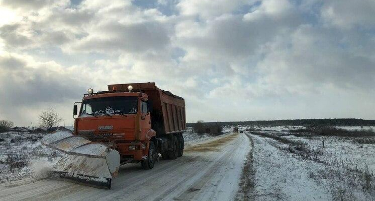 182 снегоуборочные машины израсходовали 1630 тонн реагентов за одну ночь в Саратовской области