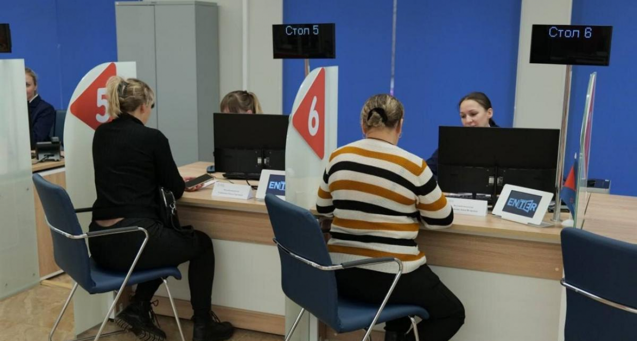 Саратовцы с доходом до 17 875 рублей могут получить материальную помощь до 2026 года