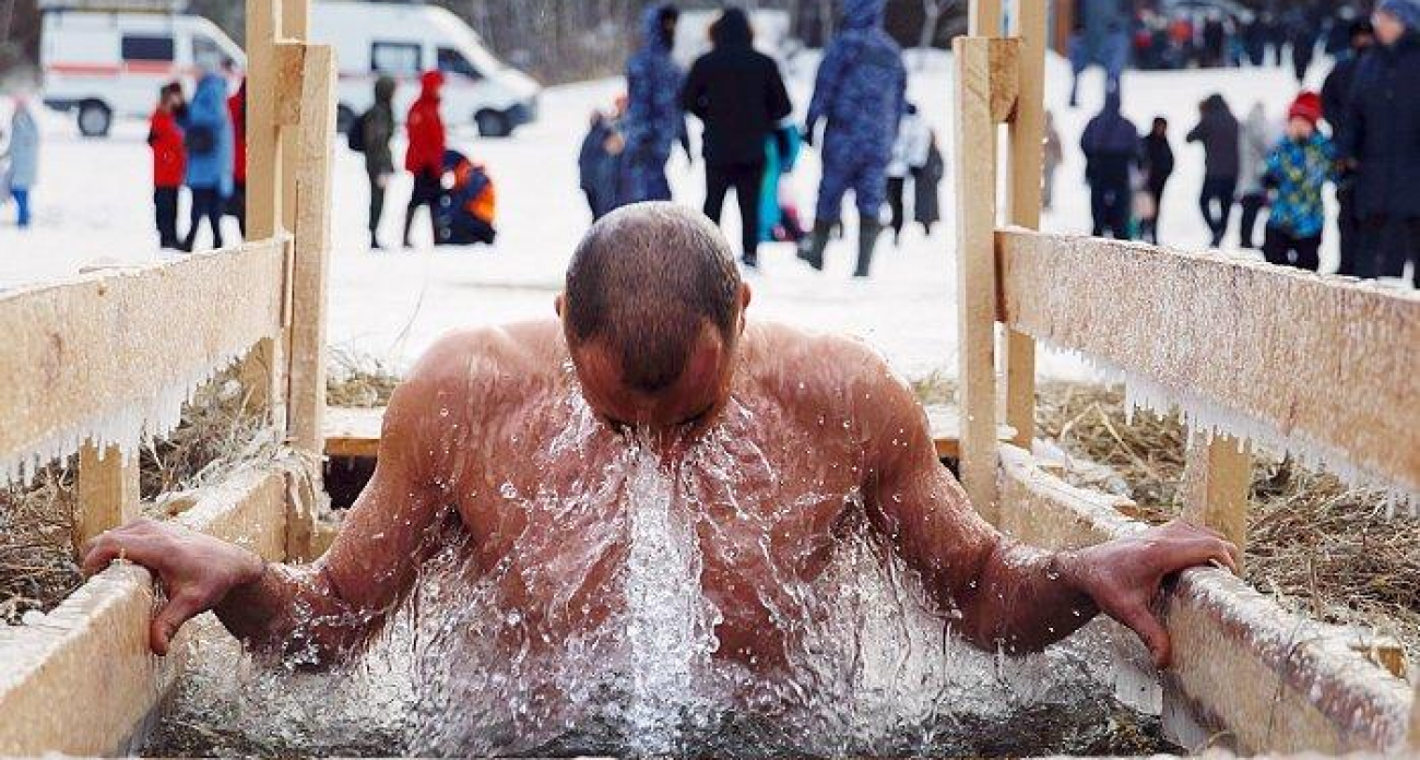 Роспотребнадзор предупреждает: купание в крещенской проруби грозит стрессом организму и риском инсульта