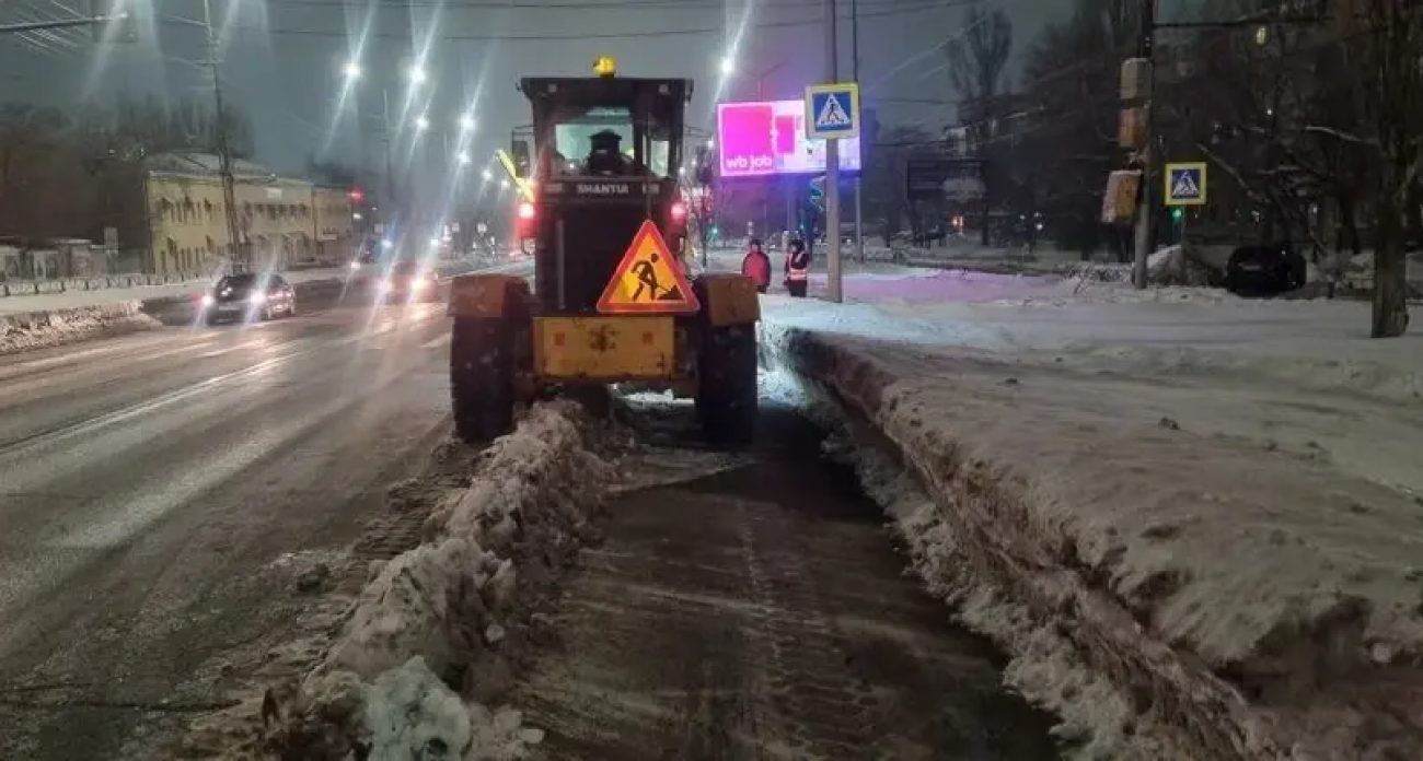 Борьба со стихией: 281 машина расчищала заснеженные трассы в 10 районах Саратовской области