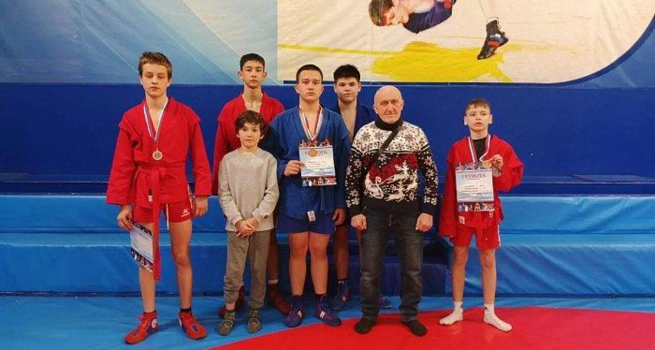 Озинские самбисты взяли три медали на межрегиональных соревнованиях в Саратове