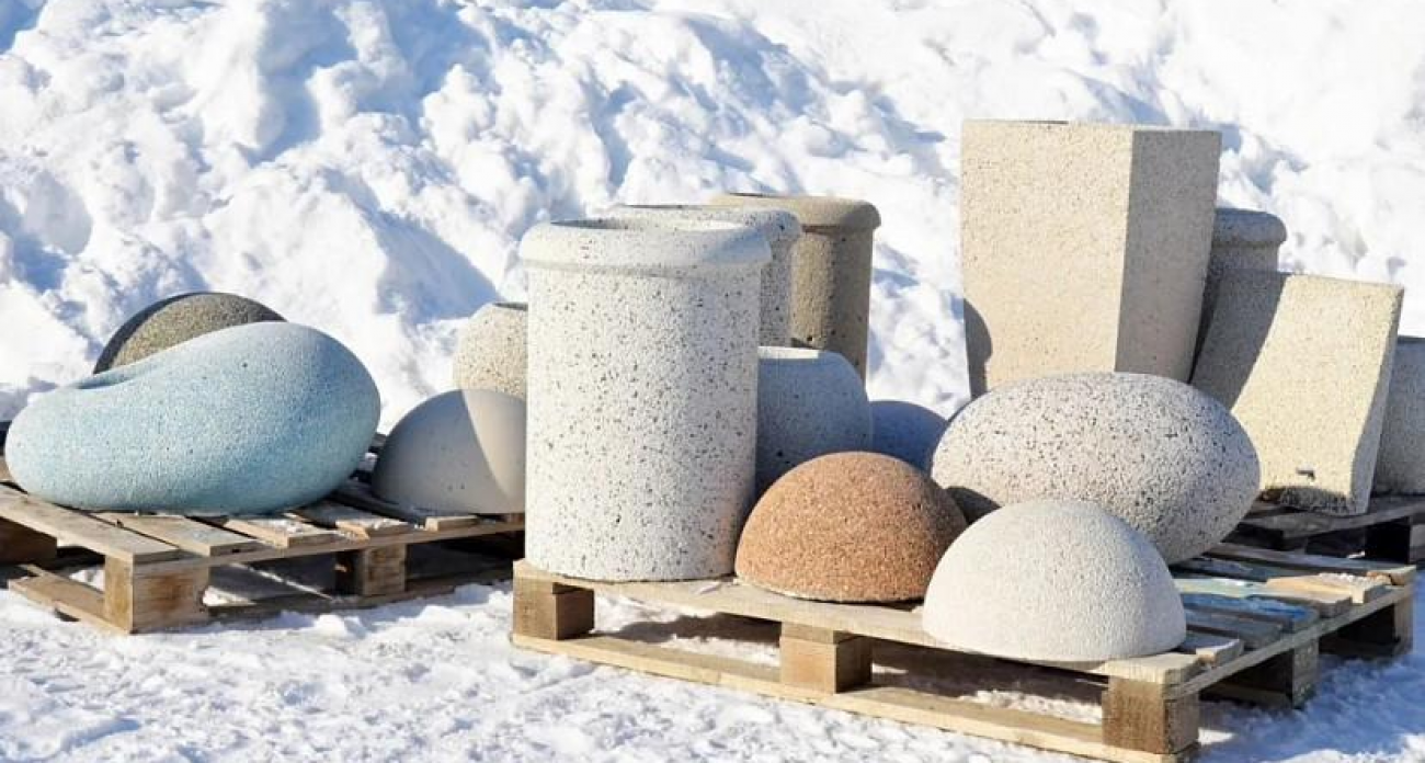 За 9,9 млн рублей в Балаково продают готовый бизнес с 150 формами для литья бетонных скамеек и урн