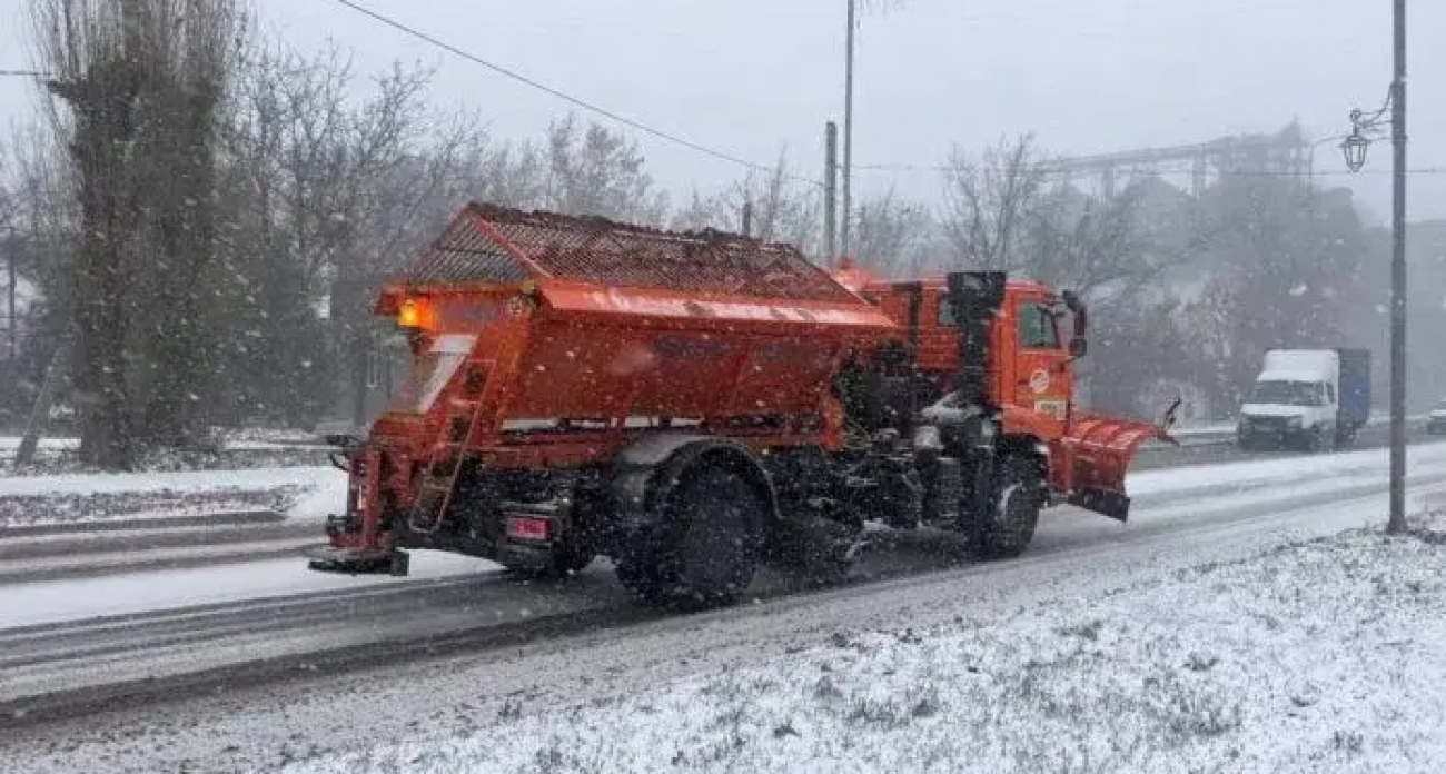 Почти 5000 тонн песко-соляной смеси за сутки: как дорожники борются со снежным коллапсом на трассах