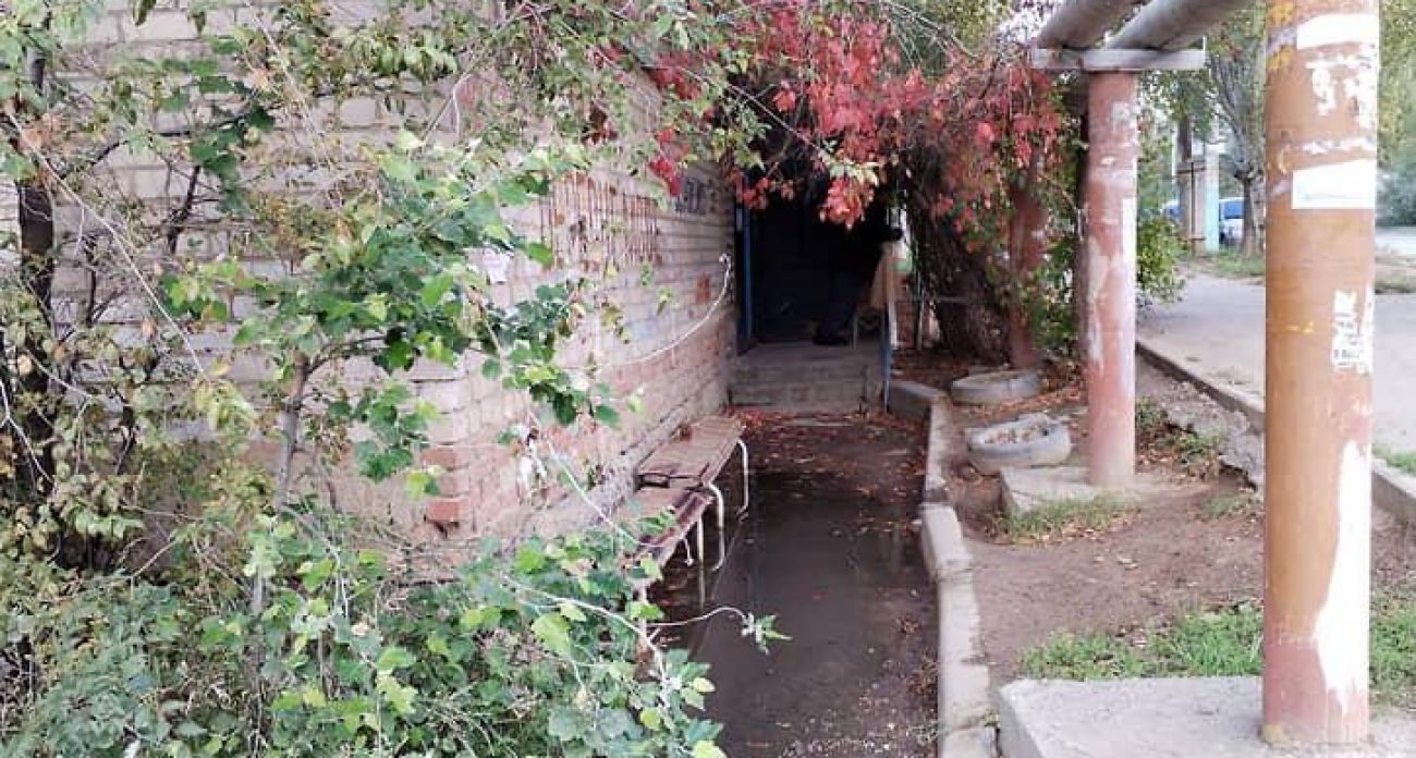 Глава СКР требует ответа: почему жильцы аварийного дома с 2017 года живут в трещинах и протечках до 2027 года?