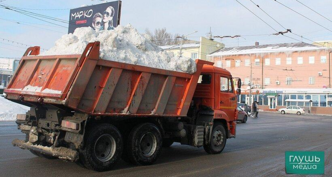 Снежный коллапс: грузовикам запретили въезд в Саратов до 13.00 из-за мощного снегопада
