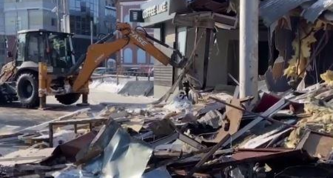 Суд решил: незаконный павильон на Ильинской площади снесли приставы по решению Арбитражного суда