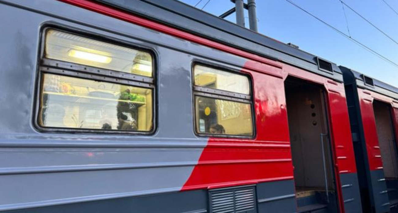 Машинист применил экстренное торможение: легковушка выскочила на переезд за секунды до электрички в Саратовской области