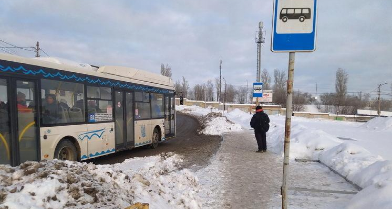 Власти Саратова снесли вторую остановку после падения павильона на 63-летнюю женщину