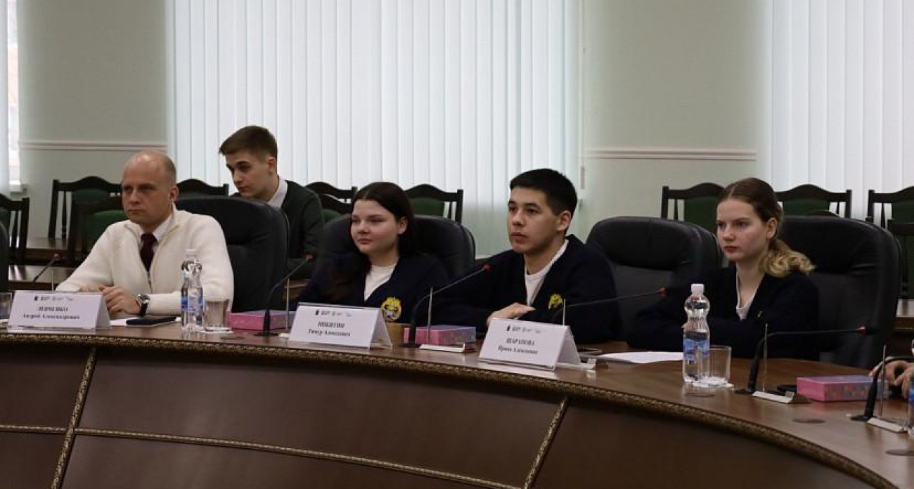 Студент из Саратова создал настольную игру против мата, покорившую экспертов форума