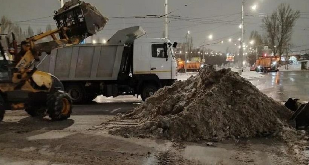 «Не выезжайте»: снег, дождь и метель парализуют дороги Саратовской области при -10°C