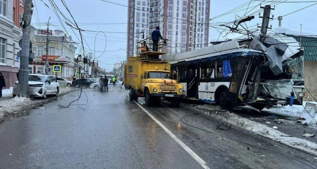 Столкновение троллейбуса и «Чангана» в Энгельсе: шесть пострадавших отказались от госпитализации