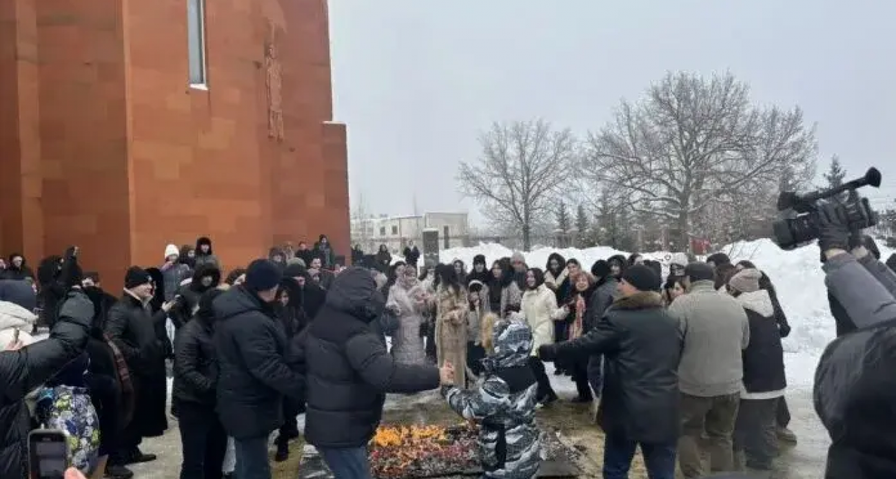 Огонь, танцы и благословения: в Саратове молодожены прыгали через костер на армянском празднике Терендез