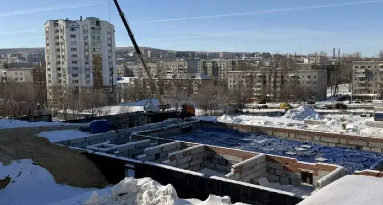 «Холода не помеха»: школа с бассейном на 1100 мест стремительно растет в Ленинском районе