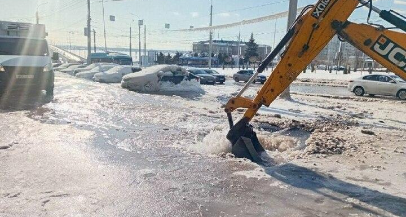 «Грязевой гейзер» у ТЦ «Пентагон»: 9000+ саратовцев остались без воды, троллейбусы остановились