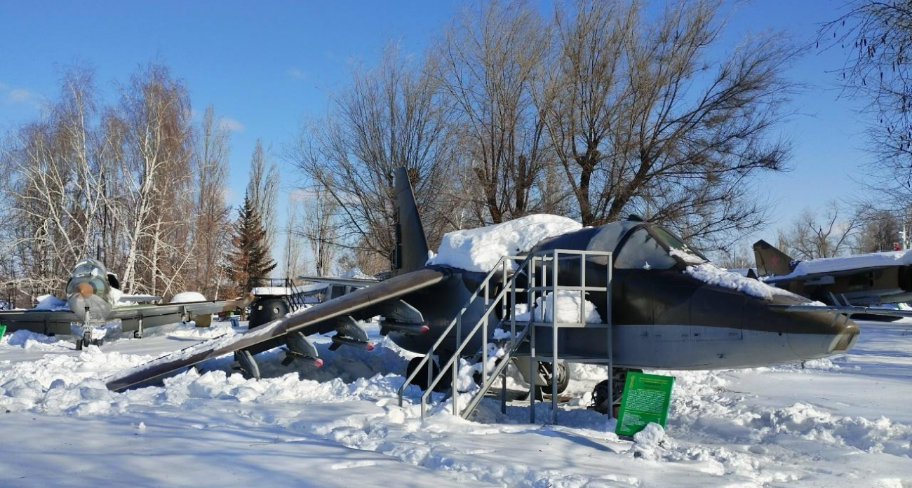 Прыжки до поломки: в саратовском Парке Победы вандалы изуродовали крыло легендарного штурмовика Су-25 «Грач»