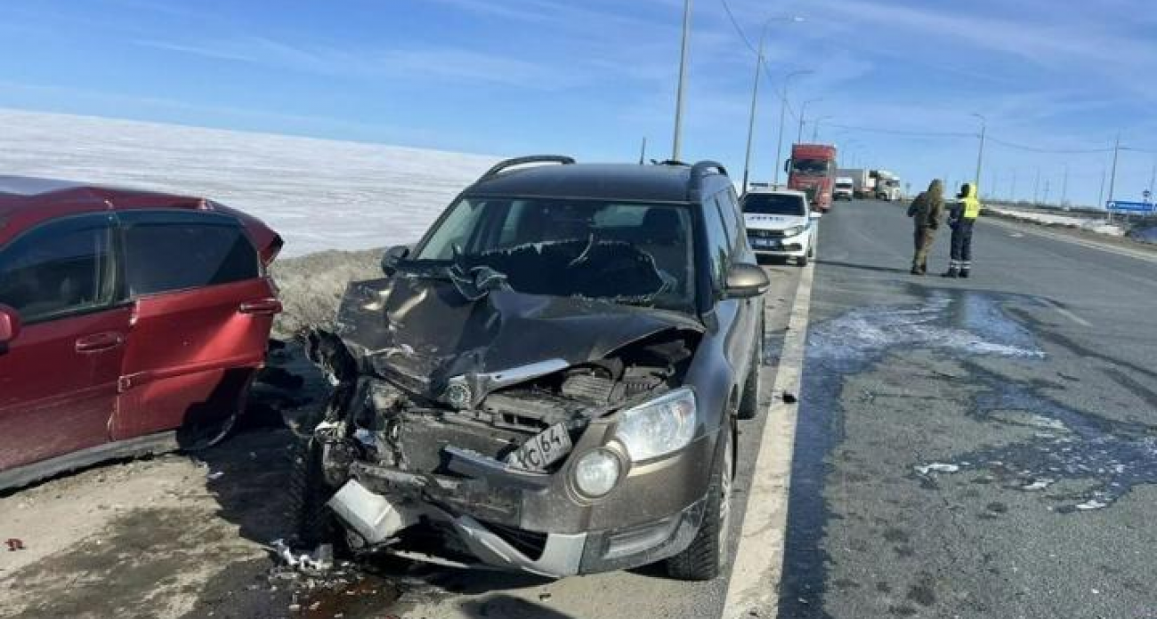 Столкновение Chevrolet и Skoda под Саратовом: 75-летний водитель и его оппонент чудом уцелели в ДТП у Клещевки