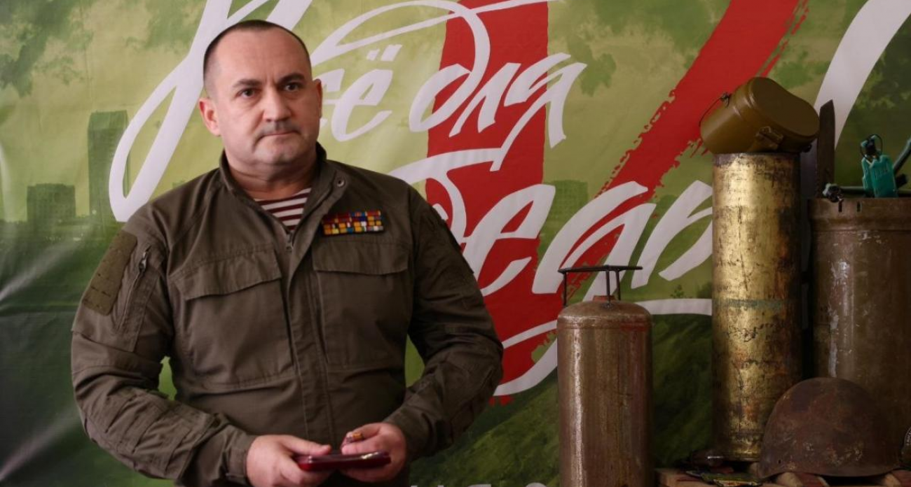 От ветерана — ветерану: полковник Калинин наградил воина-афганца Шамратова медалью имени легендарного Героя Советского Союза Валерия Востротина