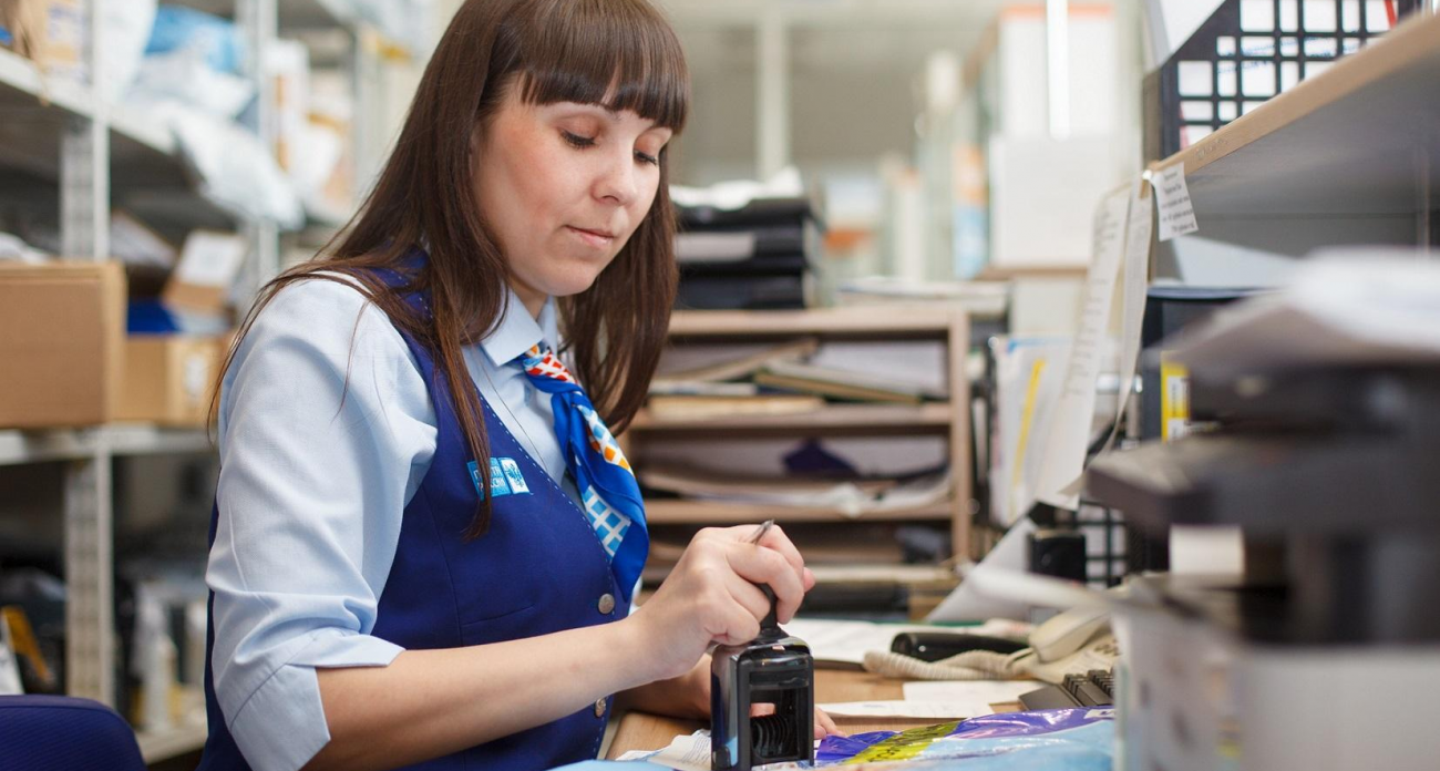 Без газет, но с пенсиями: как изменятся правила работы почты в Саратовской области 23 февраля