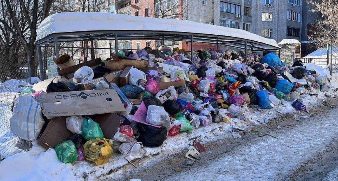Мусорный коллапс при чистых дорогах: «Ситиматик» неделю копит свалки в Саратове вопреки уголовным делам