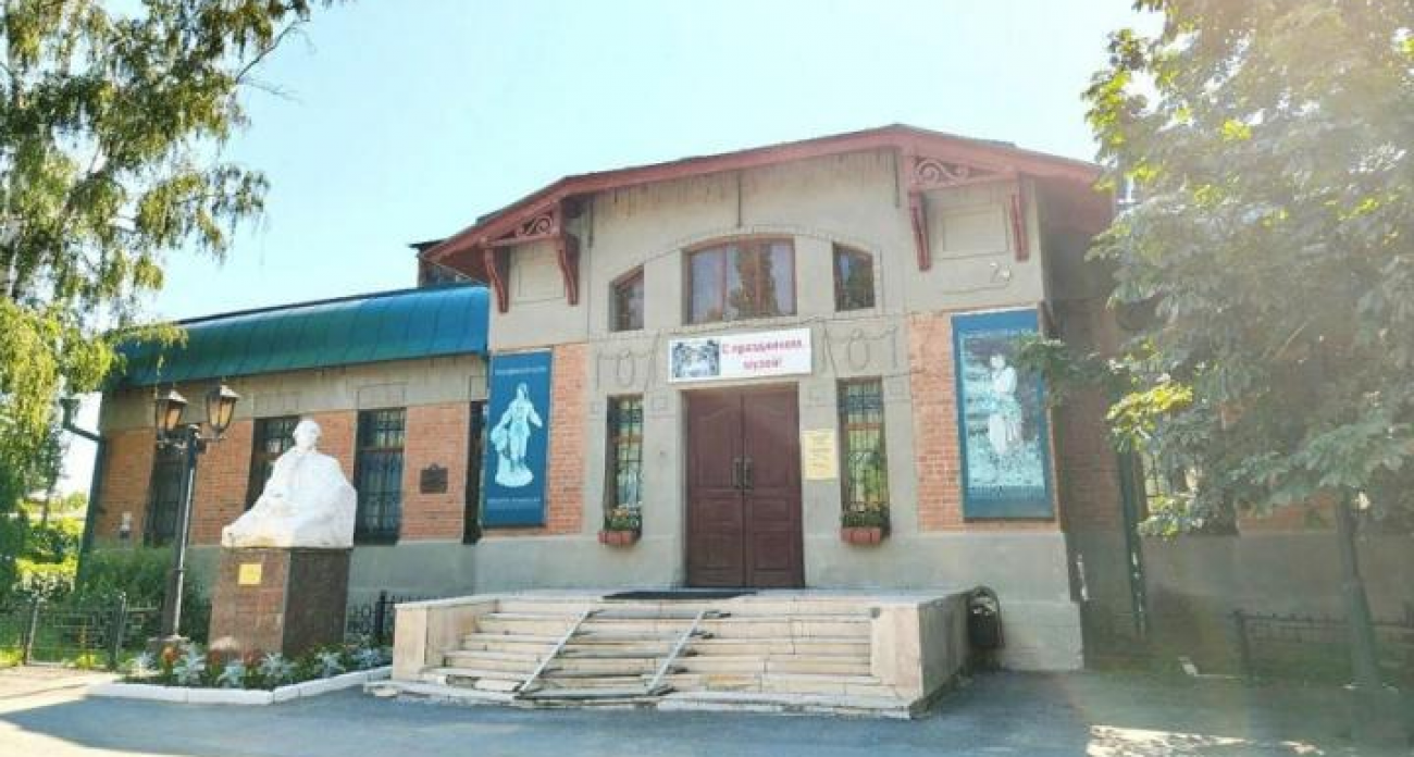 От Госбанка до музея: уникальные интерьеры столетней галереи в Балакове взяли под государственную охрану