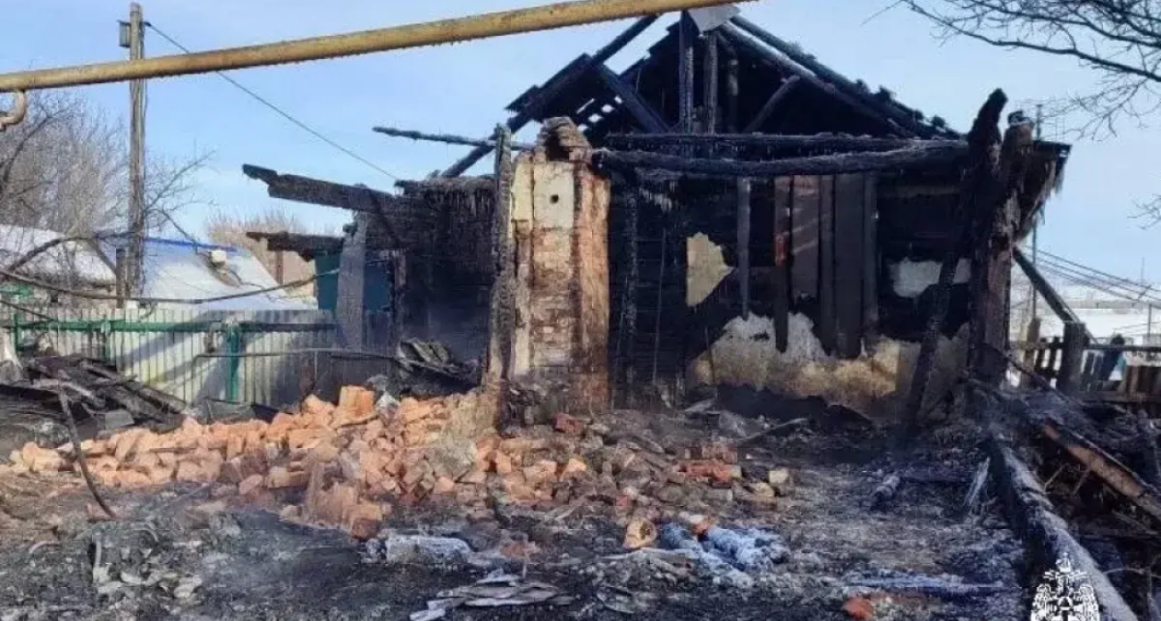 Огненная ловушка в Знаменском: три человека заживо сгорели в трехквартирном деревянном доме под Саратовом