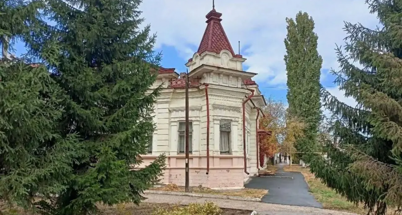 Наследие Гайдая и Суслова: дом купца Солдаткина в Хвалынске защитили от новостроек и облицовки