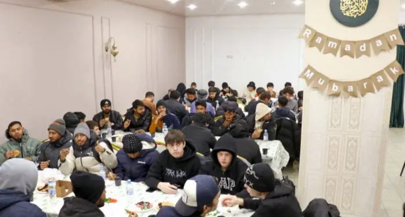 Финики, молитвы и 130 гостей ежедневно: как проходят масштабные благотворительные ифтары в Саратове
