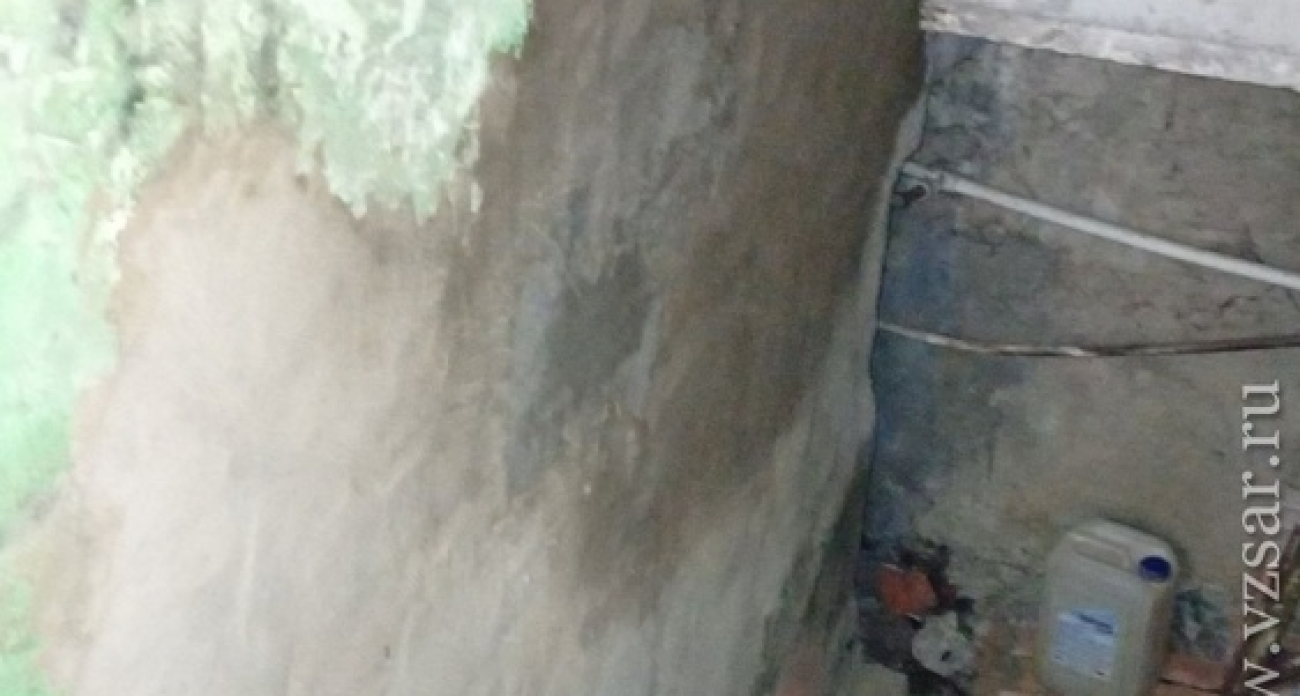 Столетний дом в центре Саратова разваливается на глазах жителей