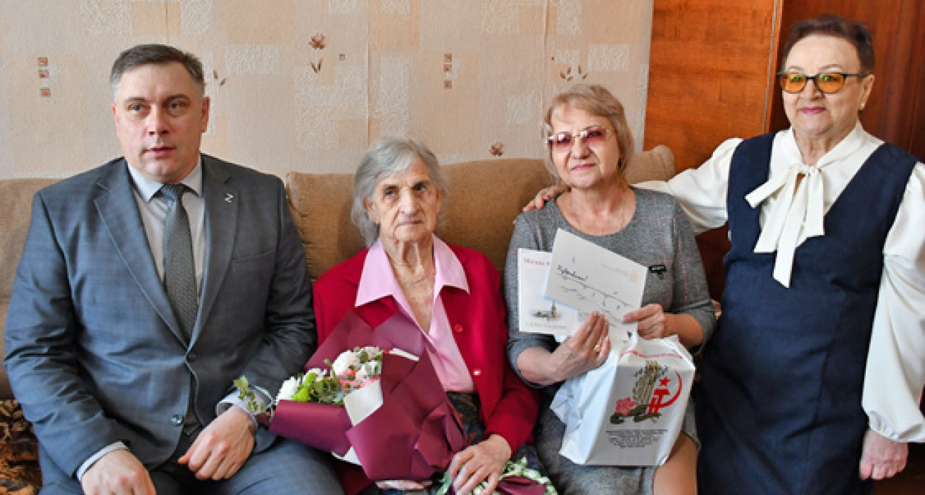 Фармацевт, спасавшая раненых в войну, получила поздравление Путина в 100 лет