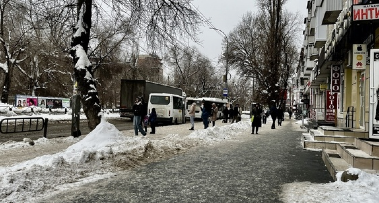 Саратовцев предупредили о гололедице на дорогах 1 марта