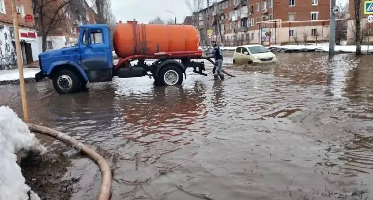 45 единиц техники против потопа: Энгельс борется с талыми водами