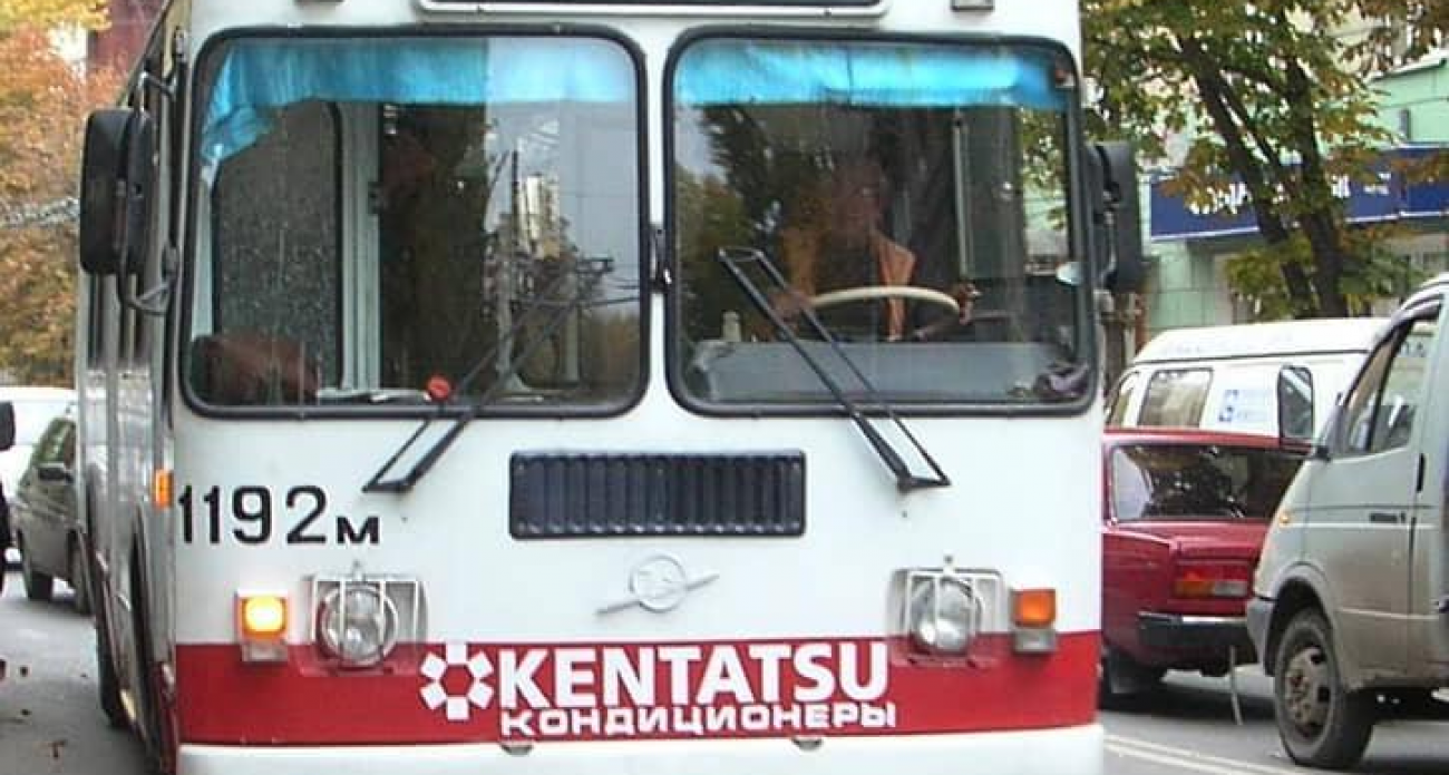 Авария на водопроводе парализовала троллейбусы в Саратове на 18 часов