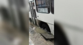 Автобус провалился в яму на дороге в Саратове