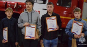 Пятерых подростков наградили за помощь в тушении пожара в Аткарске